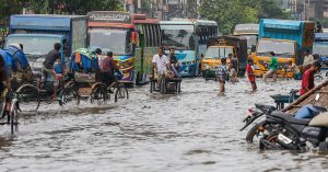 বৃষ্টির পানিতে থই থই ঢাকা: বারবার ডুবে যাওয়া এক শহরের করুণ চিত্র