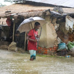 নামছে পানি, কাঁদছে মানুষ