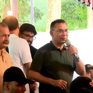 আমার প্যান্টের পকেটে হাত দিলেই টিস্যু বের হবে: প্রধানমন্ত্রী
