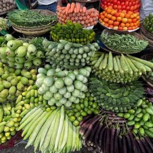 বৃষ্টির ধাক্কায় কাঁচাবাজারে আগুন, সবজির কেজি ১০০ ছুঁই ছুঁই