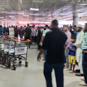 ‘নিষেধ করলে উল্টো হুমকি দেন যাত্রীরা’, শাহজালালে বিশৃঙ্খলা ঠেকাবে কে