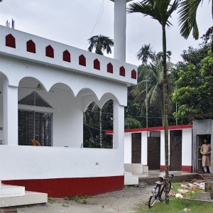 দৃষ্টিনন্দন মসজিদ, পাশেই ভাঙা ঘরে থাকেন ইমাম