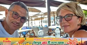 প্লেনের জানালা ভেঙে ছিটকে যাচ্ছিলেন স্বামী, পা ধরে বাঁচালেন স্ত্রী