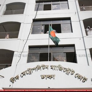 সাত মাসের মেয়েকে আছড়ে হত্যা: বাবাকে গ্রেফতার দেখানোর আবেদন